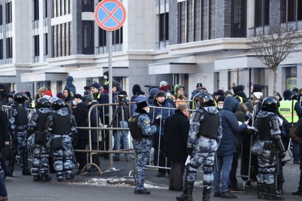 Poliţia Kremlinului arestează persoane adunate în faţa tribunalului ce urmează să se pronunţe în cazul Navalnîi